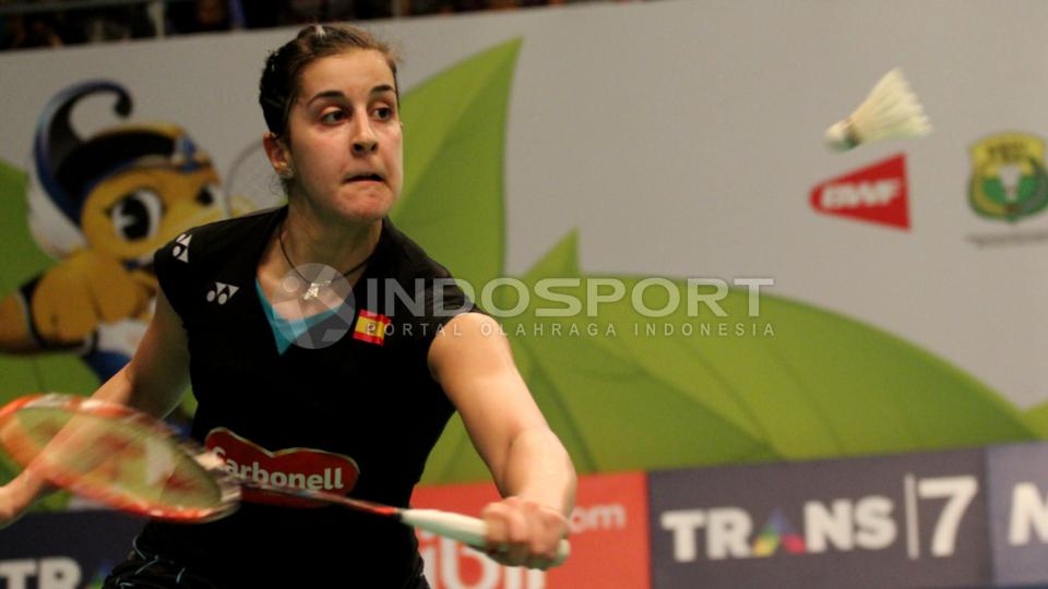 Tunggal putri Spanyol, Carolina Marin harus berjuang ekstra keras untuk mengimbangi permainan wakil Jepang, Yui Hashimoto, Rabu (03/06/15). - INDOSPORT